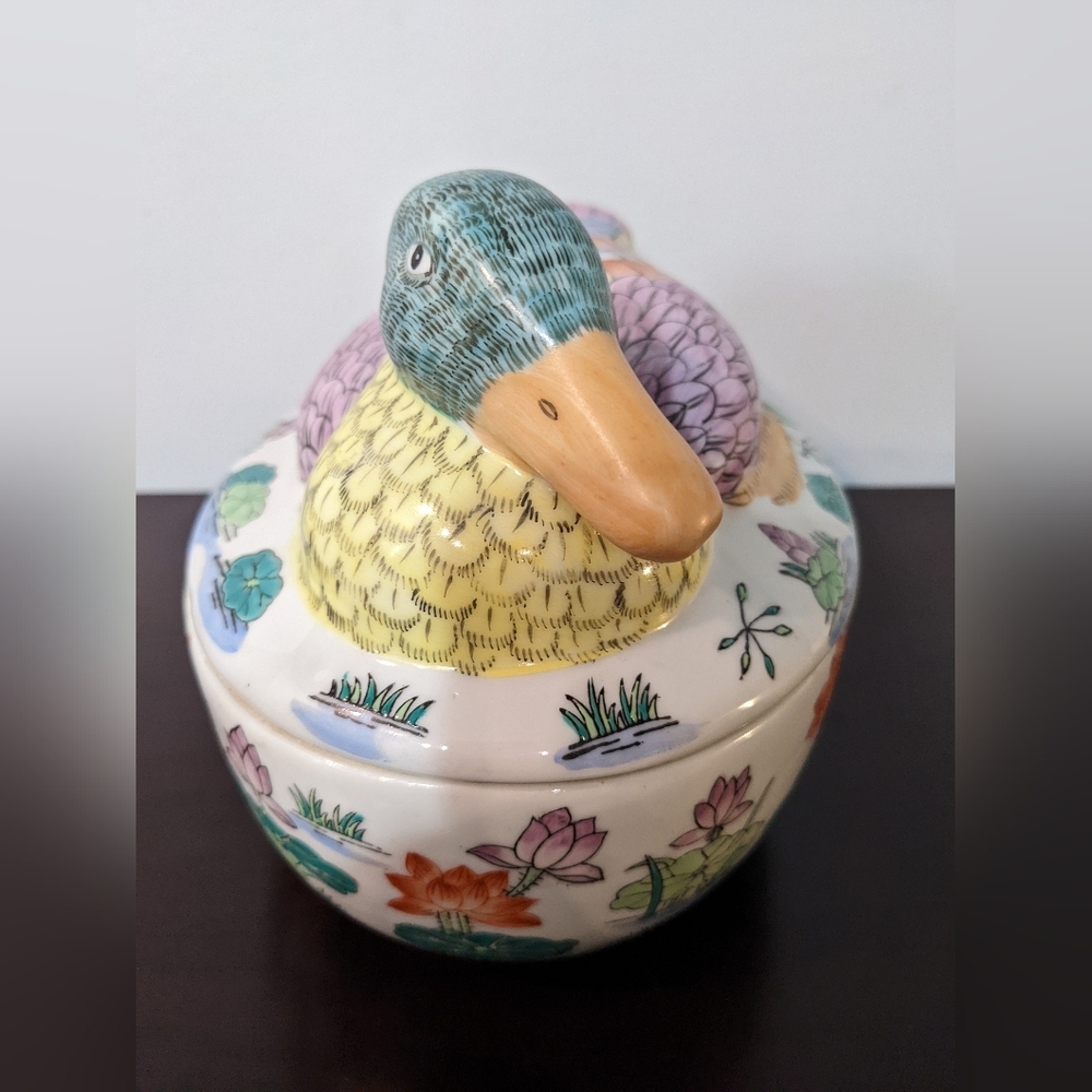 Vintage Chinese Export Hand-Painted Ceramic Nesting Duck Tureen - Picture 5 of 9